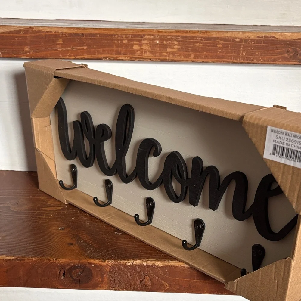 Black and White Welcome Wall Hook Decor